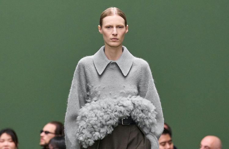 Allure romantique et charme preppy, le polo en laine fait son retour dans les tendances