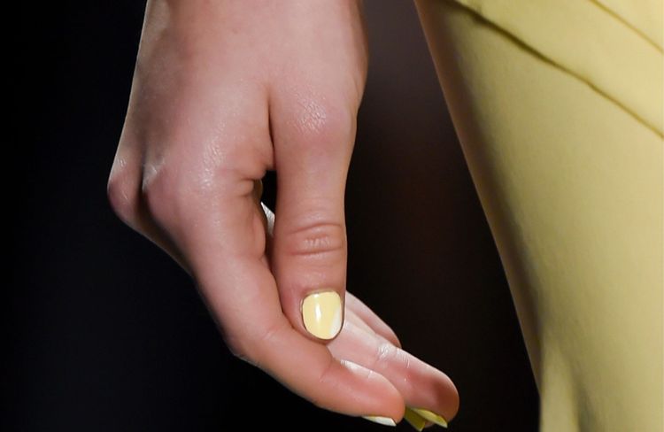 Déjà en vogue l'année dernière, cette couleur de vernis à ongles va faire l’été 2026