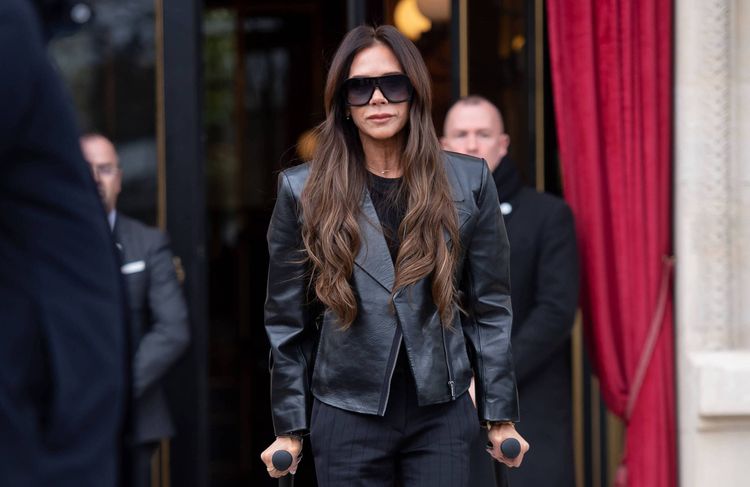 ELLE Debriefe – Fashion Week Jour 4 : Les béquilles de Victoria Beckham