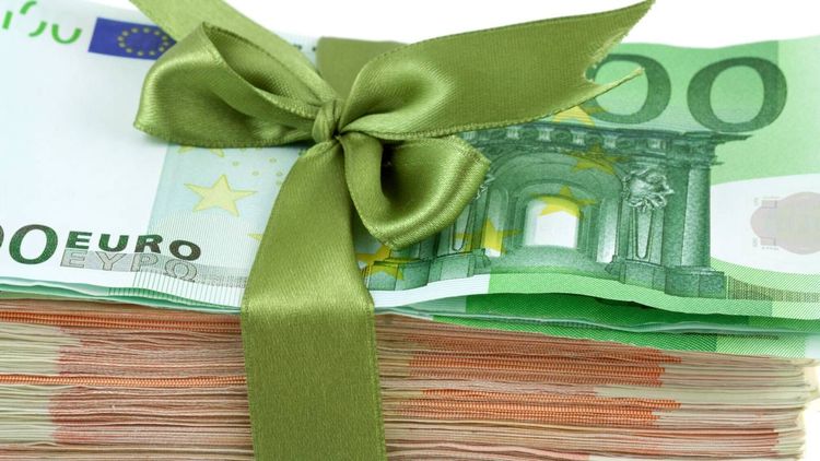 Donation : « Puis-je faire un don à mes enfants pour installer des panneaux photovoltaïques sans impôt ? »