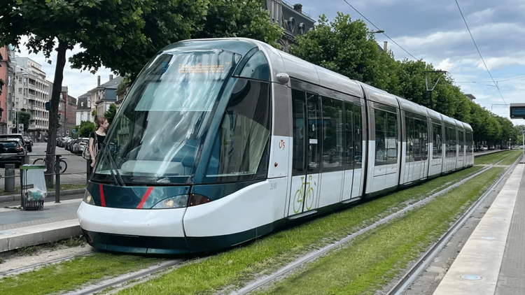 "Son petit gabarit le sauve…" : coincé sous un tram, un enfant de 8 ans s’en sort indemne !