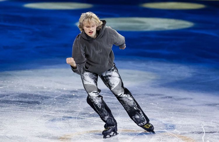 En jean Balmain, le patineur Ilia Malinin fait sensation à la clôture des JO d’hiver 2026