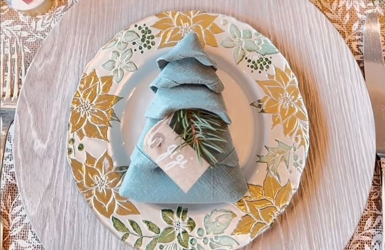 Le joli pliage de serviette d’Emmanuelle Rivassoux pour une table de Noël de rêve