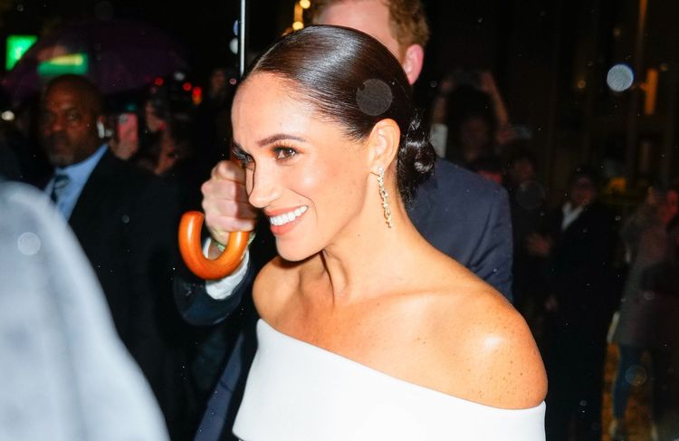 Au Nigeria, Meghan Markle apparaît rayonnante dans une robe d’été imprimé tropical