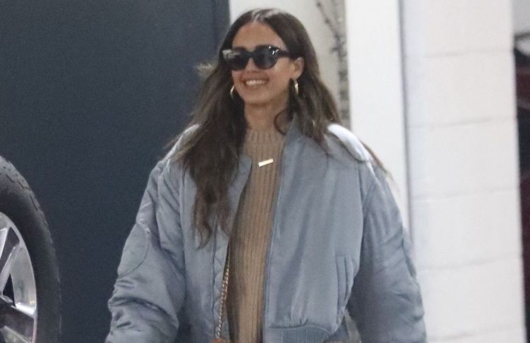 Jean et bomber : Jessica Alba signe le look le plus décontracté de l’hiver