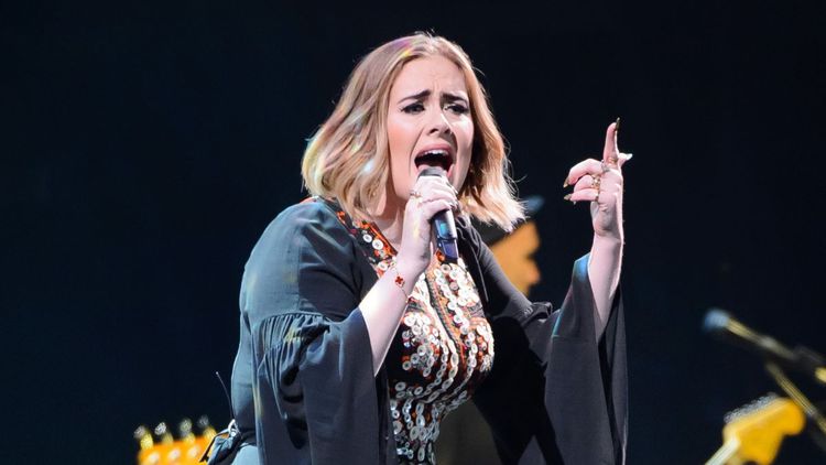 Adele : excédée par un fan, elle le recadre en plein concert