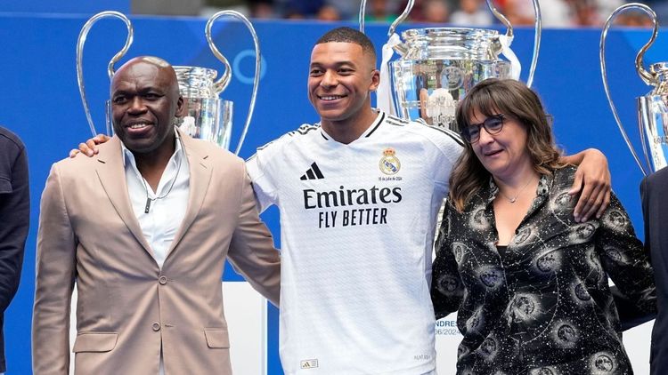 Kylian Mbappé "privilégié" et plein aux as : La stratégie ultime de ses parents pour fructifier sa fortune