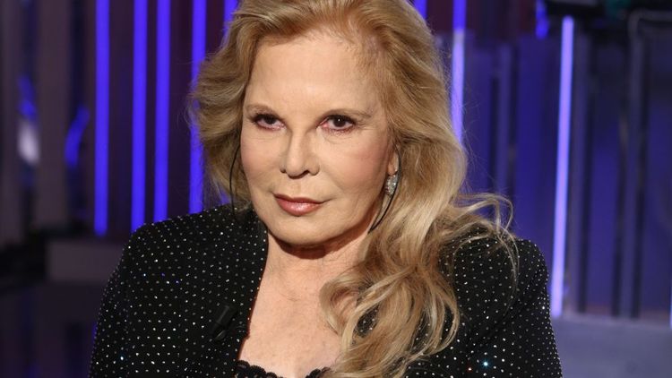 Sylvie Vartan révèle avoir fait une fausse couche pendant son mariage avec Johnny : “À l’époque, on en parlait pas…”