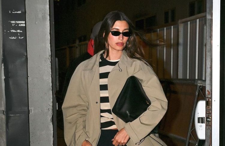 Trench, marinière, petits escarpins... Hailey Bieber mise tout sur les grands classiques du vestiaire de printemps