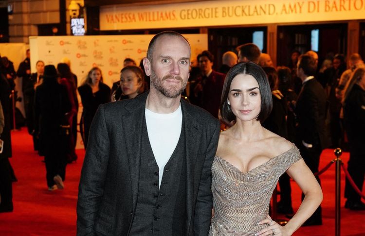 Lily Collins partage quelques clichés de famille à la plage avec son compagnon et sa fille Tove