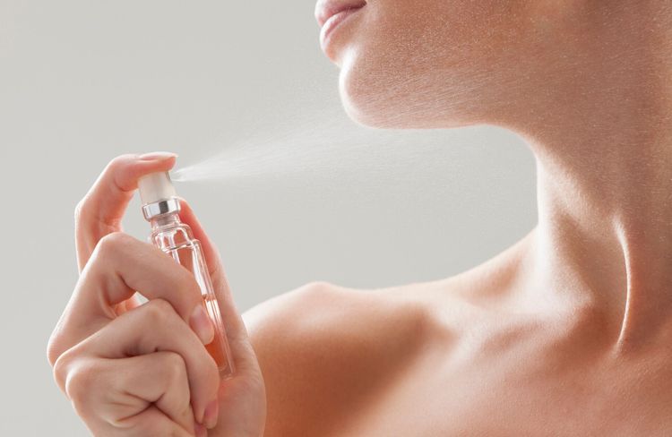 Vaporiser son parfum dans le cou : le geste anodin qui pourrait nuire à votre santé, selon les experts
