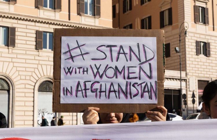 Femmes afghanes : « Bientôt, quelques-unes seulement resteront en vie », alerte un collectif
