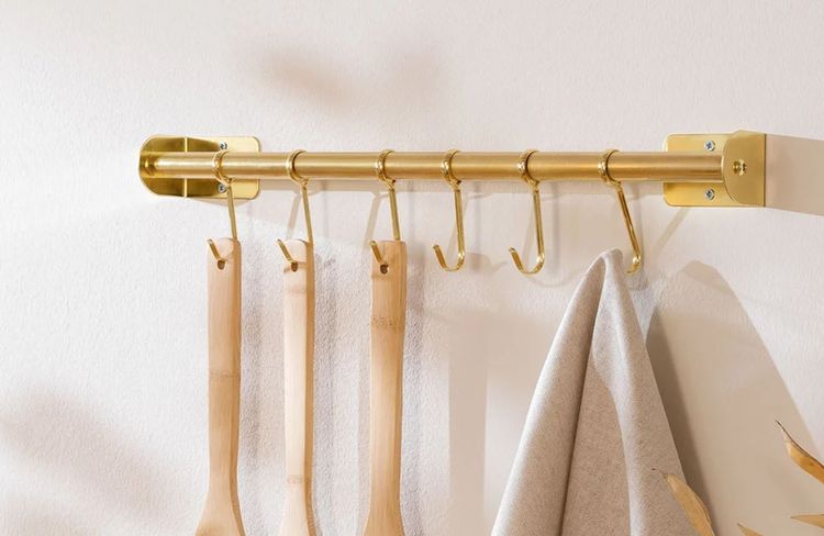 5 astuces pour des rangements malins en détournant une tringle à rideaux