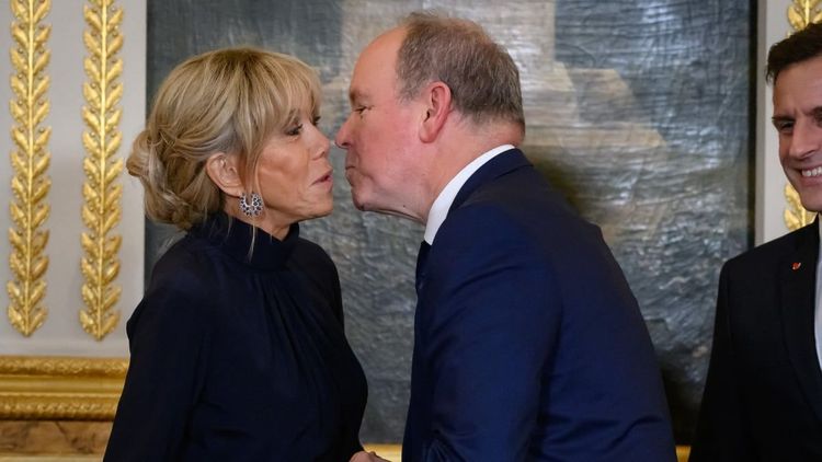 Brigitte Macron très proche du prince Albert, son geste inattendu au nez d'Emmanuel