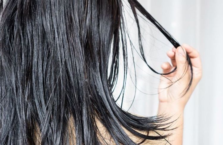 « Avoir les cheveux propres pendant des jours est l’un des 5 signes de vieillissement » : ce qu’une pharmacienne révèle sur la santé de nos cheveux