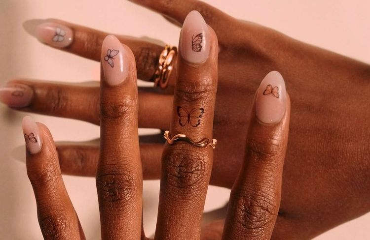 « Nail tattoo » : se faire tatouer les ongles, la nouvelle tendance qui affole la Toile