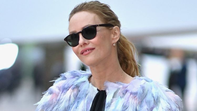 Vanessa Paradis "surmaquillée" et en tenue "très moulante" à 14 ans : ce qu'elle regrette d'avoir fait pour exacerber sa féminité
