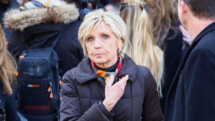 Evelyne Dhéliat : ses terribles confidences sur son cancer du sein, "une épée de Damoclès au-dessus de la tête"