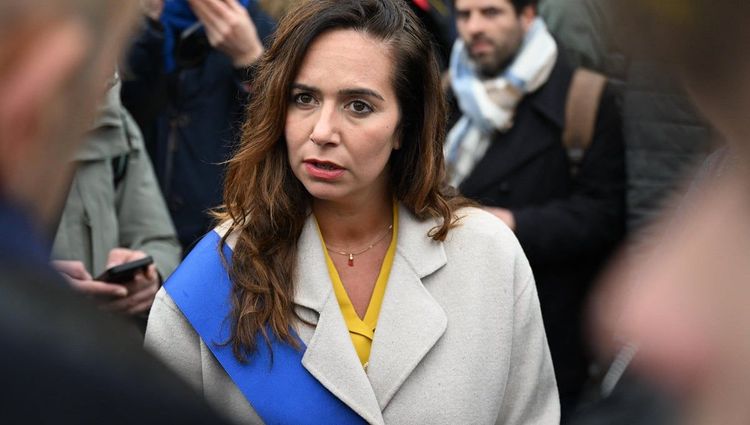 Sarah Knafo (32 ans) : "Zoomez pour voir son soutif...", sa tenue légère étrillée par une autre femme politique