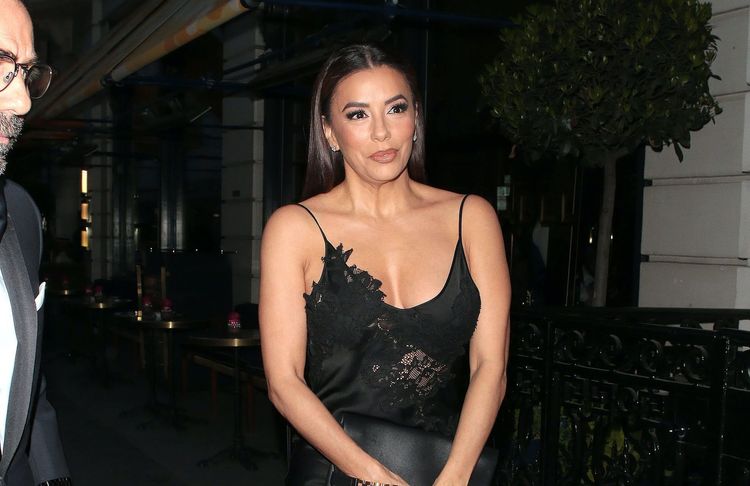 Satin et dentelle, dos nu et décolleté… La tenue de soirée d’Eva Longoria tout en minimalisme et sensualité