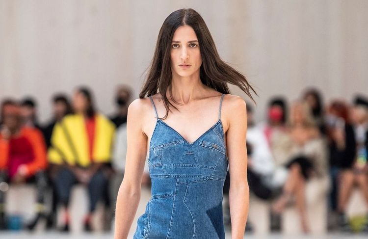 Ces robes des années 2000 font un retour avec élégance en 2025