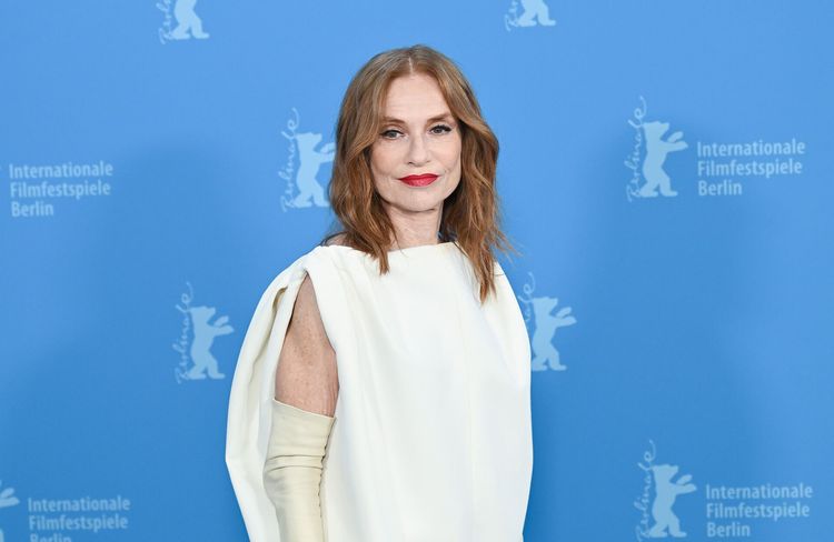 À Berlin, Isabelle Huppert change de tête et crée la surprise avec un carré ultra-court