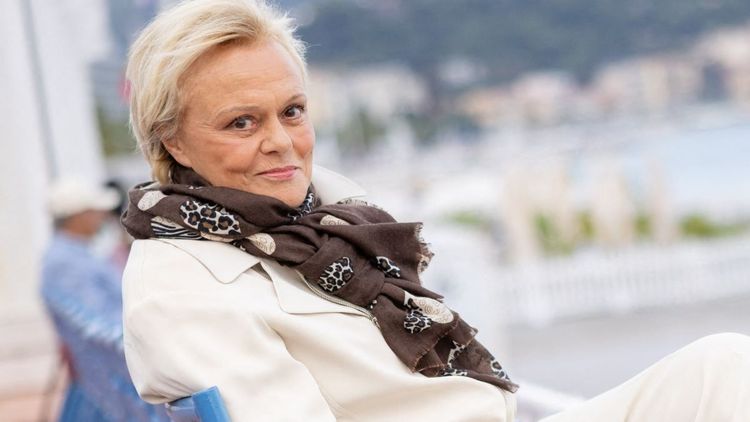“Je me déguise…”: Muriel Robin révèle sa délicate attention pour sa femme, Anne Le Nen