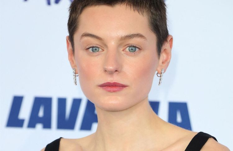 Emma Corrin dévoile ses poils en Une du «Harper’s Bazaar US» et fait réagir la toile