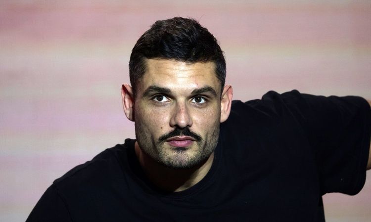 Florent Manaudou sans détour sur les photos volées de sa sœur Laure : "Il y a un grand vide"