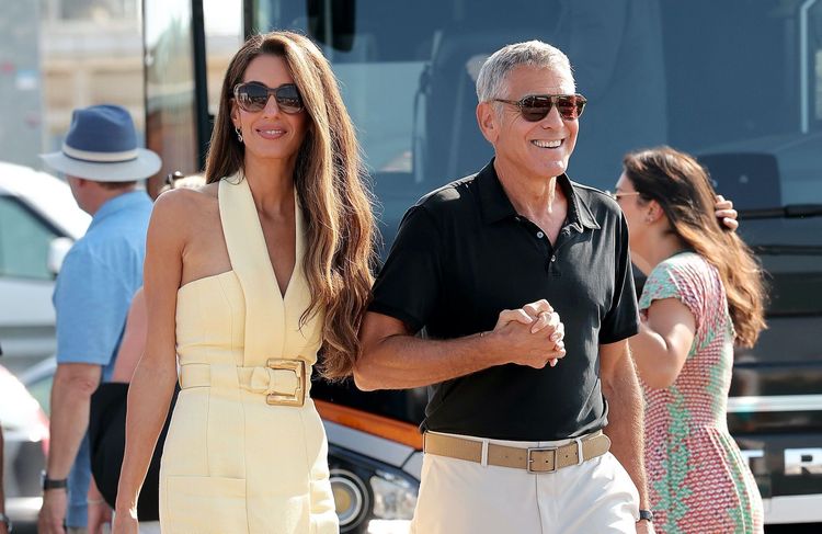 Amal Clooney prolonge l’été à Venise dans une robe solaire et théâtrale