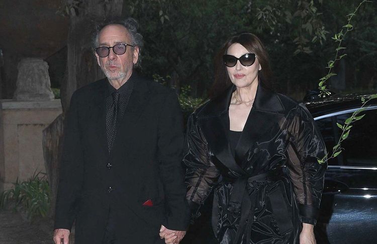 Monica Bellucci : en trench transparent aux côtés de Tim Burton, elle illumine Rome
