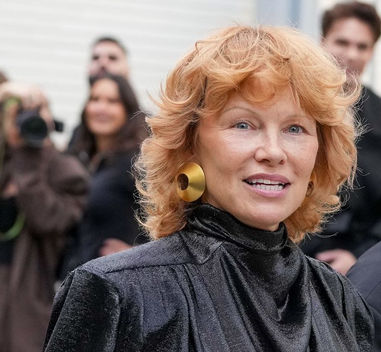 Chez Mugler, Pamela Anderson surprend à nouveau avec ses cheveux roux et un brushing eighties