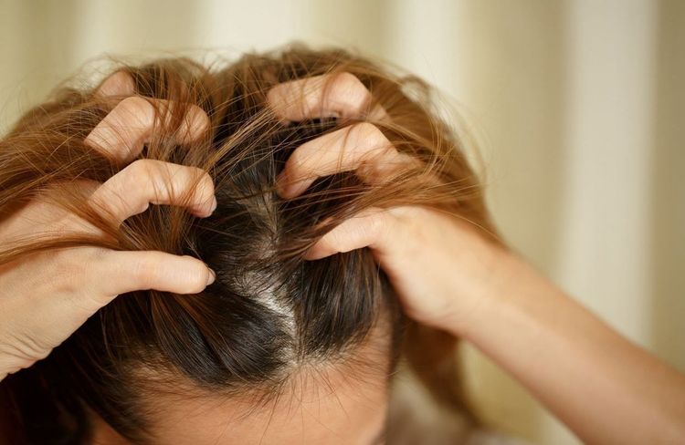 3 signes que votre cuir chevelu a besoin d'un gommage (et comment le réaliser)