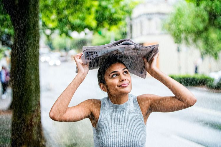 Comment protéger ses cheveux de la pluie