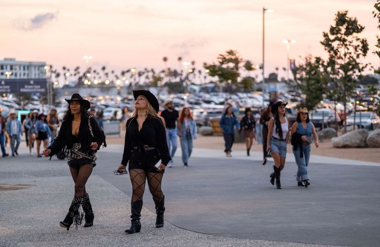 Folie sur les réseaux : quand le look des fans fait autant de bruit que celui des stars de la pop