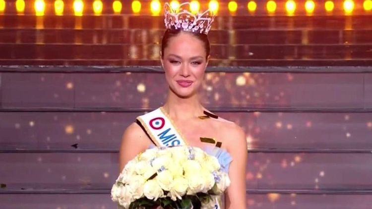 À peine élue, Hinaupoko Devèze, Miss France 2026, se fait recadrer par Camille Cerf : "Comme si c'était la première fois..."