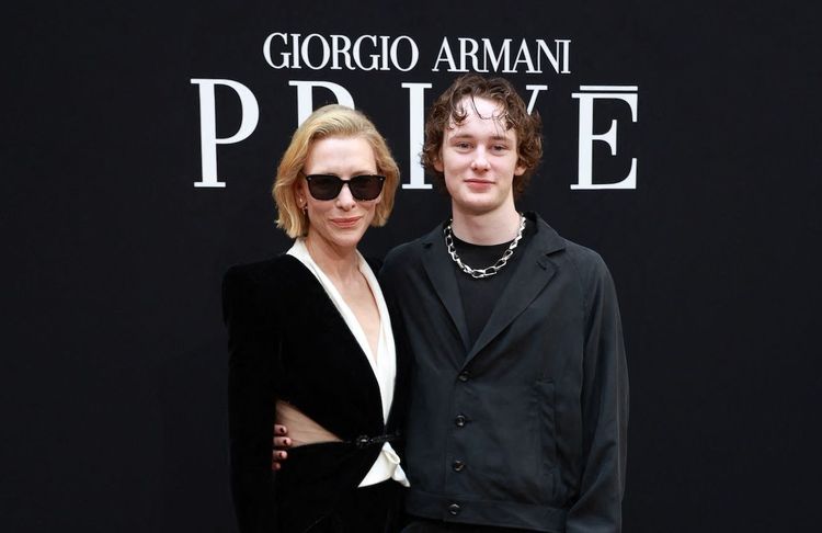 Rare apparition mère-fils : Cate Blanchett et Ignatius font sensation au défilé Giorgio Armani Privé