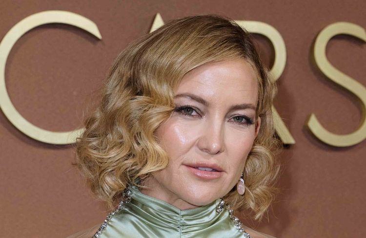 Carré court et ondulé : Kate Hudson prouve que cette coupe rétro se porte à tout âge