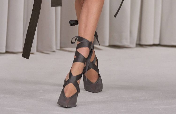 Les ballerines à lacets, la touche délicate et élégante de la saison