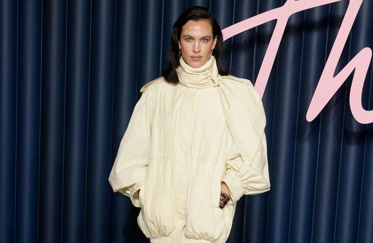 Vu sur Alexa Chung : le manteau taille basse fait son grand retour