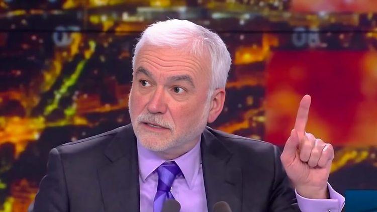 À 60 ans, Pascal Praud sans détour sur sa vie privée, ses confidences intimes : "On dort tout nu"