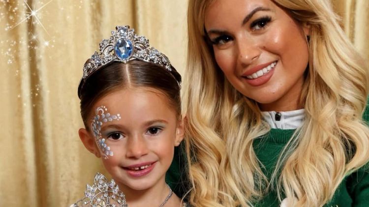 Carla Moreau : sa fête de Noël pour sa fille Ruby et ses amis fait polémique !