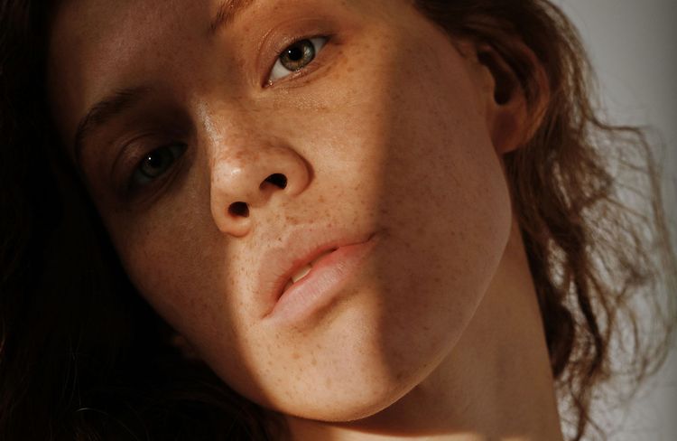 Cortisol face : le stress fait-il réellement gonfler le visage ?