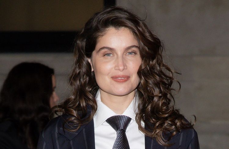 Envoûtante, Laetitia Casta choisit les boucles pour assister au défilé Armani