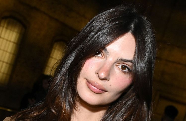 Emily Ratajkowski dévoile enfin le secret de sa peau parfaite