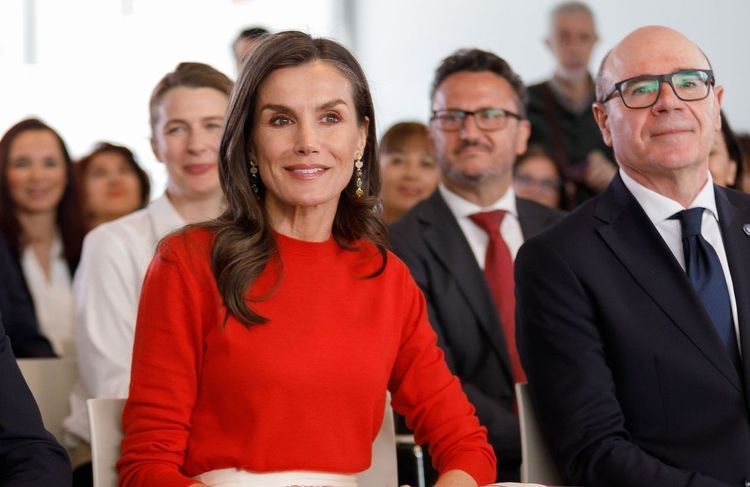 En jupe plissée et pull coloré, l'apparition printanière de Letizia d'Espagne