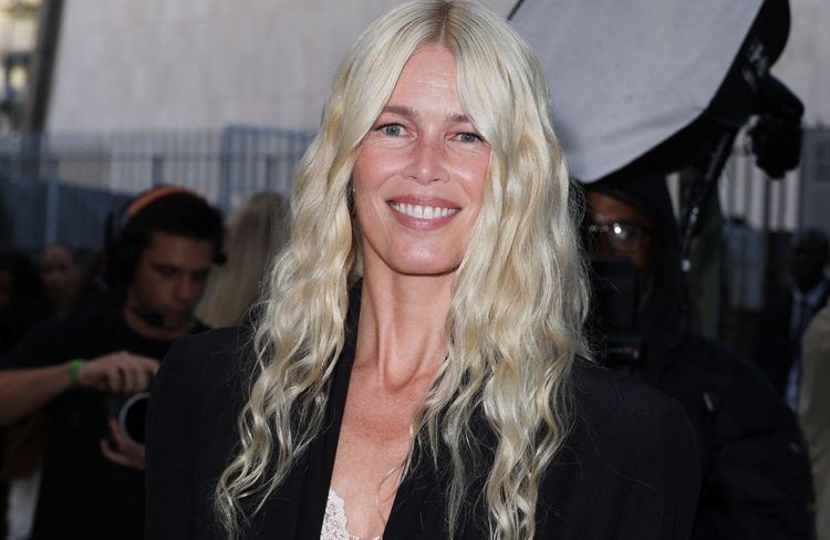 En robe noire en velours, l'apparition remarquée de Claudia Schiffer aux côtés de Kate Middleton
