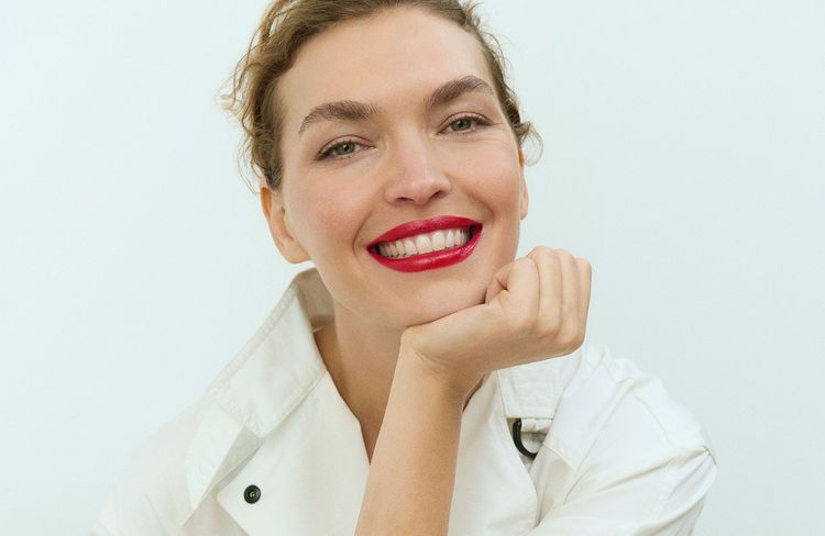 Arizona Muse devient la première Ambassadrice RSE de Clarins