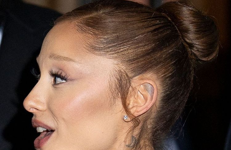 Blepharoplasty bun : pourquoi cette coiffure du moment peut vous coûter vos cheveux ?