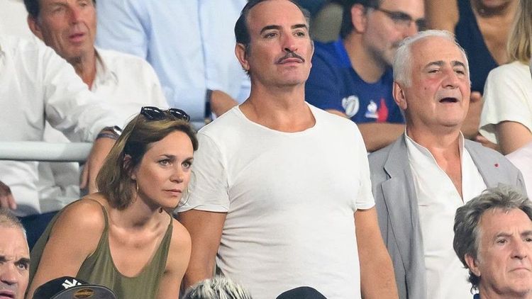 Jean Dujardin dévoile la première image de lui en "Zorro" : la drôle de réaction de sa femme